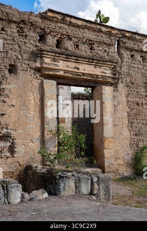 12 novembre 2018, San Pablo Villa de Mitla, Oaxaca, Mexique : ruines d'une hacienda coloniale espagnole construite en 1584 à Xaaga, Oaxaca, Mexique. Ancienne hacienda de Maria Colon de la Cueva, arrière petite-fille de Christophe Colomb. (Crédit image : © Jon G. Fuller/VW pics via ZUMA Press Wire) Banque D'Images