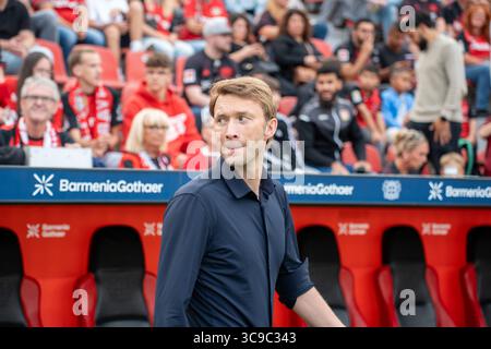 BayArena, Leverkusen, Allemagne. 5 août 2025. Amical, jeu : Bayer 04 Leverkusen vs SC Pisa Simon Rolfes à la recherche de la foule crédit : Pacho4k, Foot Bowl/Alamy Live News Banque D'Images