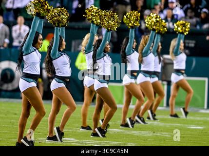 16 octobre 2022, Philadelphie, PA, États-Unis : 16 octobre 2022 : Philadelphia Cheerleaders lors du match de football NFL entre les Cowboys de Dallas et les Eagles de Philadelphie au Lincoln Financial Field à Philadelphie, en Pennsylvanie. Scott Serio/Cal Sport Media (crédit image : © Scott Serio/CSM via ZUMA Press Wire) Banque D'Images