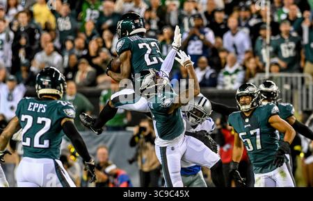 16 octobre 2022, Philadelphie, PA, États-Unis : 16 octobre 2022 : la sécurité des Eagles de Philadelphie C. J. Gardner-Johnson (23 ans) s'empare d'une interception lors du match de football NFL entre les Cowboys de Dallas et les Eagles de Philadelphie au Lincoln Financial Field à Philadelphie, en Pennsylvanie. Scott Serio/Cal Sport Media (crédit image : © Scott Serio/CSM via ZUMA Press Wire) Banque D'Images