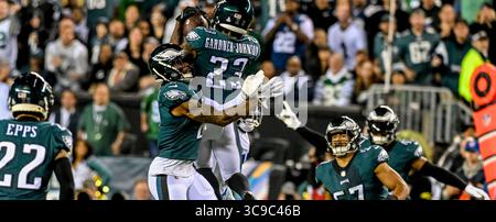 16 octobre 2022, Philadelphie, PA, États-Unis : 16 octobre 2022 : la sécurité des Eagles de Philadelphie C. J. Gardner-Johnson (23 ans) s'empare d'une interception lors du match de football NFL entre les Cowboys de Dallas et les Eagles de Philadelphie au Lincoln Financial Field à Philadelphie, en Pennsylvanie. Scott Serio/Cal Sport Media (crédit image : © Scott Serio/CSM via ZUMA Press Wire) Banque D'Images
