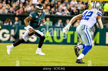 16 octobre 2022, Philadelphie, PA, États-Unis : 16 octobre 2022 : Jalen Hurts, le quarterback des Philadelphia Eagles (1), se bat pour la distance lors du match de football NFL entre les Dallas Cowboys et les Philadelphia Eagles au Lincoln Financial Field à Philadelphie, en Pennsylvanie. Scott Serio/Cal Sport Media (crédit image : © Scott Serio/CSM via ZUMA Press Wire) Banque D'Images
