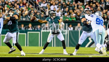 16 octobre 2022, Philadelphie, PA, États-Unis : 16 octobre 2022 : Jalen Hurts, le quarterback des Philadelphia Eagles (1), lance une passe lors du match de football NFL entre les Cowboys de Dallas et les Eagles de Philadelphie au Lincoln Financial Field à Philadelphie, en Pennsylvanie. Scott Serio/Cal Sport Media (crédit image : © Scott Serio/CSM via ZUMA Press Wire) Banque D'Images