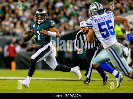 16 octobre 2022, Philadelphie, PA, États-Unis : 16 octobre 2022 : Jalen Hurts, le quarterback des Philadelphia Eagles (1), se bat sous pression lors du match de football NFL entre les Cowboys de Dallas et les Eagles de Philadelphie au Lincoln Financial Field à Philadelphie, en Pennsylvanie. Scott Serio/Cal Sport Media (crédit image : © Scott Serio/CSM via ZUMA Press Wire) Banque D'Images