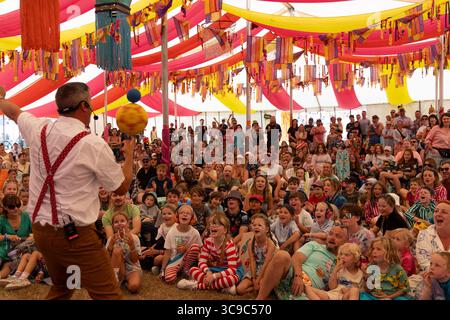 Château de Lulworth, Dorset, Royaume-Uni. 2 août 2025. Dan the Hat divertit une foule d'enfants avec ses incroyables compétences de jonglage. Crédit : Julian Kemp/Alamy Banque D'Images