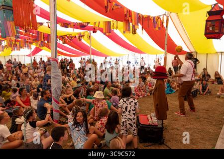 Château de Lulworth, Dorset, Royaume-Uni. 2 août 2025. Dan the Hat divertit une foule d'enfants avec ses incroyables compétences de jonglage. Crédit : Julian Kemp/Alamy Banque D'Images