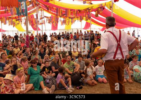 Château de Lulworth, Dorset, Royaume-Uni. 2 août 2025. Dan the Hat divertit une foule d'enfants avec ses incroyables compétences de jonglage. Crédit : Julian Kemp/Alamy Banque D'Images