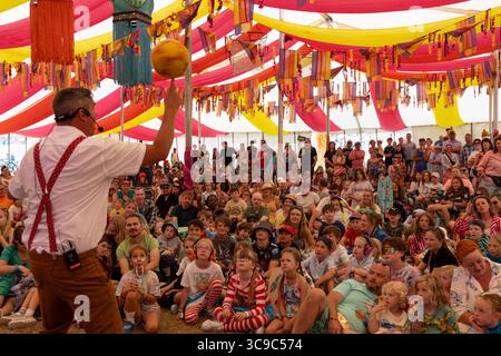 Château de Lulworth, Dorset, Royaume-Uni. 2 août 2025. Dan the Hat divertit une foule d'enfants avec ses incroyables compétences de jonglage. Crédit : Julian Kemp/Alamy Banque D'Images