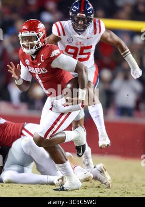 19 novembre 2022 : Arkansas QB KJ Jefferson #1 s'échappe de la poche en cherchant à ramasser quelques yards avec ses pieds. Arkansas a vaincu Ole Miss 42-27 à Fayetteville, AR, Richey Miller/CSM (crédit image : © Richey Miller/CSM via ZUMA Press Wire) Banque D'Images