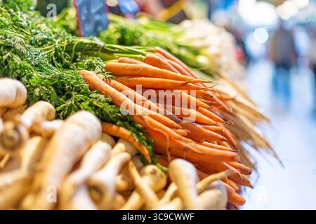 Carottes fraîches au marché central de Budapest, Hongrie. Image avec mise au point sélective. Banque D'Images