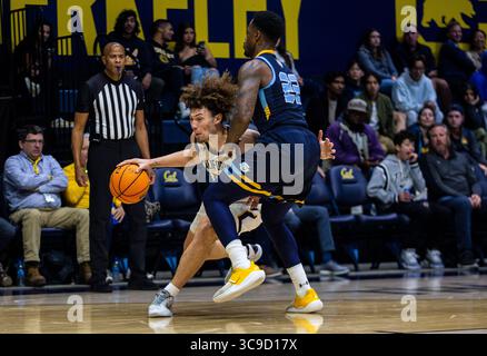 18 novembre 2022 Berkeley, CA États-Unis le gardien californien Devin Askew (55 ans) va au panier pendant le match de basket-ball masculin de la NCAA entre les Jaguars de l'Université du Sud et les Golden Bears de Californie. Southern Beat California 74-66 au Hass Pavilion Berkeley Calif. Thurman James / CSM (crédit image : © Thurman James/CSM via ZUMA Press Wire) Banque D'Images