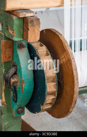 2 juillet 2018, Oaxaca de Juarez, Oaxaca, Mexique : détail de la roue à rochet sur un grand métier à tisser à pied en bois dans un atelier de tissage à Oaxaca, Mexique. Ce grand métier à tisser est utilisé pour fabriquer de grandes pièces telles que des nappes, etc. (Crédit image : © Jon G. Fuller/VW pics via ZUMA Press Wire) Banque D'Images