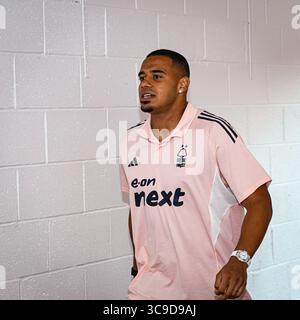 The City Ground, Nottingham, Royaume-Uni. 5 août 2025. Pré-saison Football Friendly, Nottingham Forest contre Fiorentina ; Murillo de Nottingham Forest arrive au City Ground Credit : action plus Sports/Alamy Live News Banque D'Images