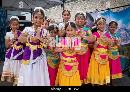 Des filles de la Natyamudra School of Dance posent avant leur performance au Heritage of India Festival à Valhalla, Westchester, New York. Banque D'Images