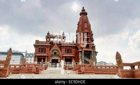Le Palais Baron Empain, également connu sous le nom de Palais Hindou, est un manoir historique et distinctif à Héliopolis, une banlieue au nord-est du centre du Caire, Egyp Banque D'Images
