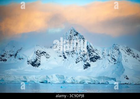 26 mars 2019, Antarctique : paysage de la baie de Wilhelmina au sunrice en Antarctique, régions polaires septième continent. ..fusion des pôles. L’Antarctique est le continent qui souffre le plus du réchauffement climatique, et le krill disparaît… L’Antarctique enregistre une température record de 18,3 Â°C. Ces températures anormalement chaudes font fondre le continent à pas de géant. Les réductions les plus importantes de la glace de mer se produiront dans les régions où la plupart du krill, crustacé essentiel à la vie des phoques, des manchots, des lions de mer et des baleines, sont concentrés... depuis le début des années 1900, de nombreux glaciers dans le monde entier en ont Banque D'Images