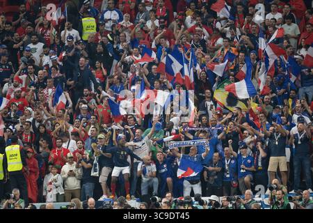 14 décembre 2022, Al Khor, Qatar : AL KHOR, QATAR - 14 DÉCEMBRE : les fans de France célèbrent après un match de demi-finale de la Coupe du monde de la FIFA Qatar 2022 entre le Maroc et la France au stade Al Bayt le 14 décembre 2022 à Al Khor, Qatar. (Crédit image : © Stephen Nadler/ISIPhotos via ZUMA Press Wire) Banque D'Images