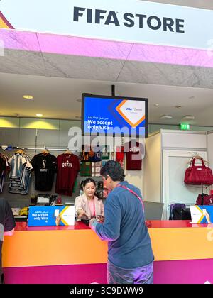 11 septembre 2022, Qatar, New Delhi, Doha : Coupe du monde de la FIFA 2022 : ambiance du principal centre des médias du Qatar avec Octopus Spider, la Coupe du monde du Qatar a sorti des kiosques multimédias auto-imprimables, des fournisseurs encourageant les clients au centre des médias. Visiteurs de la boutique FIFA (crédit image : © Seshadri Sukumar/ZUMA Press Wire) Banque D'Images