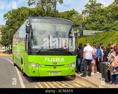 Cardiff, pays de galles, Royaume-Uni - 16 juillet 2025 : passagers à bord d'un autocar express exploité par l'opérateur de bus économique FlixBus dans le centre-ville de Cardiff. Banque D'Images