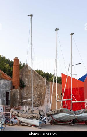 Bateaux de pêche colorés dans le port de Setubal, Portugal Banque D'Images