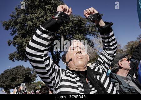 29 décembre 2022, Jérusalem, Israël : un activiste israélien porte un masque de Benjamin Netanyahu et porte un uniforme de prison lors d'une manifestation contre le nouveau gouvernement de Netanyahu devant la Knesset israélienne. Des militants rassemblés dans tout le pays manifestent devant la Knesset à Jérusalem contre l'assermentation du nouveau gouvernement israélien au pouvoir au sein du Parlement. Netanyahu, 73 ans, reviendra au pouvoir en dirigeant ce que les analystes décrivent comme le gouvernement le plus à droite, le plus conservateur et le plus partial de l'histoire du pays. (Crédit image : © Nir Alon/ZUMA Press Wire) Banque D'Images