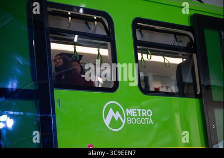 8 novembre 2022, Bogota, Cundinamarca, Colombie : les gens jettent un coup d'œil au prototype de la voiture de métro de Bogota lors de l'événement de dévoilement de la voiture de métro de Bogota alors que le système de métro de Bogota commence les travaux pour être disponible au public en 2026. (Crédit image : © Chepa Beltran/LongVisual via ZUMA Press Wire) Banque D'Images
