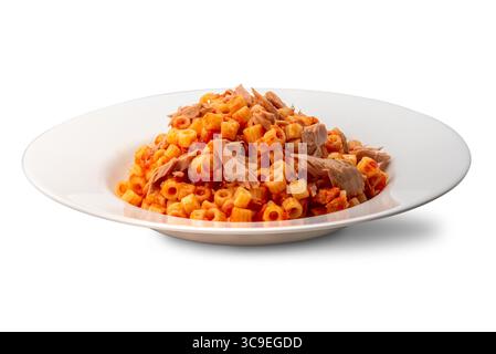 Ditalini petites pâtes macaroni à la sauce tomate et thon sur une assiette blanche isolée sur blanc avec chemin de coupe inclus, recette italienne appelée : Tunny Banque D'Images