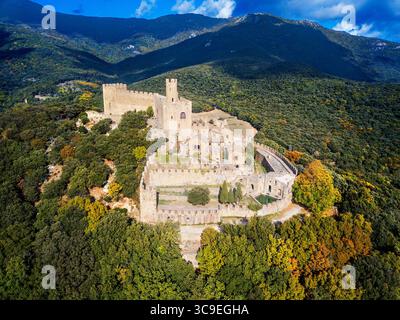 25 octobre 2021, Gérone, Espagne : Château de Requesens entouré de forêt, pic du massif de Neulos Albera, Alt Emporda, province de Gérone, Catalogne, Espagne...probablement existant depuis le IXe siècle, par certaines autorités il est daté de l'année 844. A été construit pour Gausfred II Rosello dans les terres du comte PonÃ§ I d'EmpÃºries. Le château est mentionné pour la première fois dans un document de Ponce I, comte d'Ampurias au 11ème siècle (1050).au 19ème siècle, le château en ruine a été reconstruit dans un style néo médiéval.C'est l'un des châteaux les plus beaux et pittoresques que j'ai jamais visité. Situé près de t Banque D'Images
