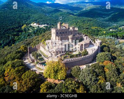25 octobre 2021, Gérone, Espagne : Château de Requesens entouré de forêt, pic du massif de Neulos Albera, Alt Emporda, province de Gérone, Catalogne, Espagne...probablement existant depuis le IXe siècle, par certaines autorités il est daté de l'année 844. A été construit pour Gausfred II Rosello dans les terres du comte PonÃ§ I d'EmpÃºries. Le château est mentionné pour la première fois dans un document de Ponce I, comte d'Ampurias au 11ème siècle (1050).au 19ème siècle, le château en ruine a été reconstruit dans un style néo médiéval.C'est l'un des châteaux les plus beaux et pittoresques que j'ai jamais visité. Situé près de t Banque D'Images