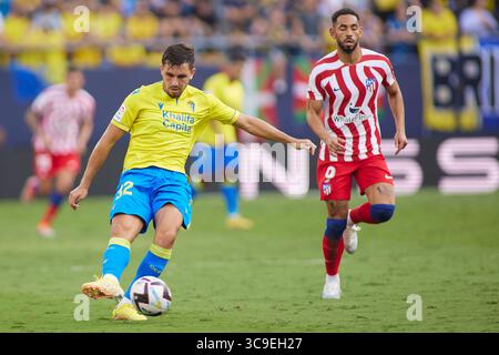 29 octobre 2022, CADIX, CADIX, ESPAGNE : Victor Chust de Cadix en action lors de la ligue espagnole, la Liga Santander, match de football joué entre le Cadix CF et l'Atlético de Madrid au stade Nuevo Mirandilla le 29 octobre 2022, à Cadix, Espagne. (Crédit image : © Joaquin Corchero/AFP7 via ZUMA Press Wire) Banque D'Images