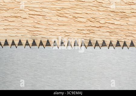 Scies à main sur fond de texture de bois. Outils de construction. Vue de dessus Banque D'Images