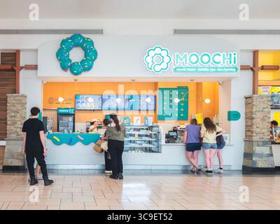 Syracuse, NY - 21 juillet 2025 : vue sur le restaurant Moochi, est un magasin de desserts et de snacks situé dans l'aire de restauration au niveau 2 du centre commercial de des Banque D'Images
