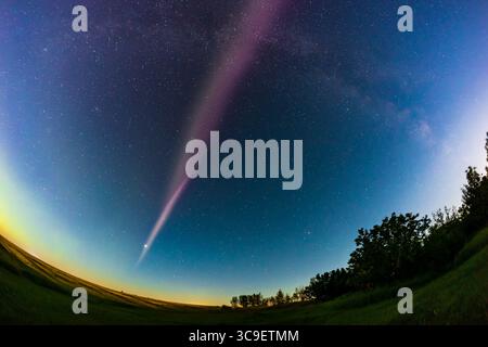 8 août 2022, Alberta, Canada : une des images d'une série montrant l'arc de STEVE apparaissant à l'est et se développant plus lumineux. C'était du 7 au 8 août 2022, du sud de l'Alberta, Canada à environ 12h25 MDT. Ceci montre une bande vert-blanc pâle sur le bord gauche de l'arc rose principal. ..le ciel à gauche au nord-est est lumineux avec des aurores, et le crépuscule. En outre, la lune gibbous cirée hors cadre à droite éclaire le ciel et le paysage. L'objet brillant qui monte est Jupiter. ..C'est avec le Canon R6 à ISO 1600, pendant 25 secondes, et l'objectif fish-eye plein format TTArtisan 11 mm à f/2,8. (Crédit image : © A Banque D'Images