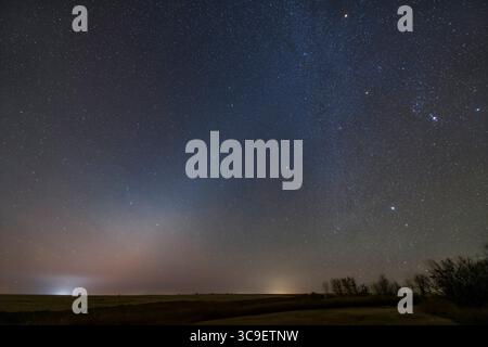 7 octobre 2022, Alberta, Canada : la lumière zodiacale à l'aube un matin d'automne, 7 octobre 2022. Orion, Sirius et la voie lactée d'hiver sont à droite ; mars est l'objet lumineux en haut à droite. L'amas d'étoiles Beehive est au centre intégré dans la lumière. Leo se lève à gauche. Des bandes de lueur d'air teignent le ciel. ..il s'agit d'une pile d'expositions suivies de 12 x 30 secondes à ISO 3200 avec l'objectif Canon R5 et RF15-35mm à 15mm et f/2,8. Sur le tracker Star Adventurer. Le sol est une image unique pour minimiser le flou. Prise de chez nous en Alberta, latitude 51Â° N. (crédit image : © Alan Dyer/VW pics via ZU Banque D'Images