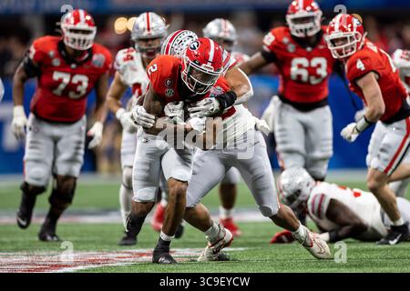 31 décembre 2022 : Georgia Running Back Kendall Milton (2) court avec le ballon lors d'un match de football NCAA entre les Buckeyes de l'État de l'Ohio et les Bulldogs de Géorgie au Mercedes-Benz Stadium d'Atlanta, en Géorgie. La Géorgie bat Ohio State 42-41. John Mersits/CSM. (Crédit image : © John Mersits/CSM via ZUMA Press Wire) Banque D'Images