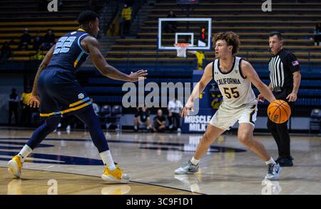 18 novembre 2022 Berkeley, CA États-Unis le gardien californien Devin Askew (55) semble passer le ballon pendant le match de basket-ball masculin de la NCAA entre les Jaguars de l'Université du Sud et les Golden Bears de Californie. Southern Beat California 74-66 au Hass Pavilion Berkeley Calif. Thurman James / CSM (crédit image : © Thurman James/CSM via ZUMA Press Wire) Banque D'Images