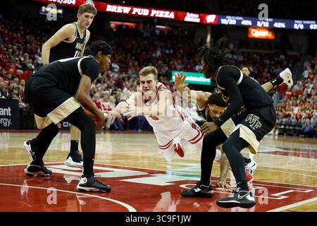 29 novembre 2022 : L'attaquant des Badgers du Wisconsin Tyler Wahl (5) plonge pour une balle lâche que Damari Monsanto (30) attrape lors du match de basket-ball de la NCAA entre les Deacons démons de la forêt de Wake et les Badgers du Wisconsin lors du défi Big10/ACC au Kohl Center à Madison, Wisconsin. Darren Lee/CSM (crédit image : © Darren Lee/CSM via ZUMA Press Wire) Banque D'Images