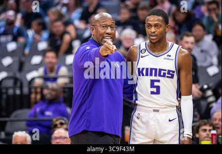 19 octobre 2022 : Mike Brown, entraîneur-chef des Sacramento Kings, discute avec le garde DeAaron Fox (5 ans) lors d'un match de pré-saison contre les Lakers de Los Angeles le 14 octobre 2022 au Golden 1 Center de Sacramento, en Californie. (Crédit image : © Xavier Mascarenas/The Sacramento Bee via ZUMA Press Wire) Banque D'Images