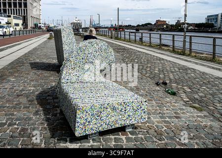 « Restless : Liffey Love » de Rhona Byrne – des œuvres d’art public fabriquées à partir de plastique recyclé provenant de la rivière Liffey, mettant en évidence la pollution et la réutilisation à Dublin, Banque D'Images