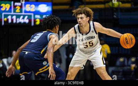 18 novembre 2022 Berkeley, CA États-Unis le gardien californien Devin Askew (55) définit le match de basket-ball masculin de la NCAA entre les Jaguars de l'Université du Sud et les Golden Bears de Californie. Southern Beat California 74-66 au Hass Pavilion Berkeley Calif. Thurman James / CSM (crédit image : © Thurman James/CSM via ZUMA Press Wire) Banque D'Images
