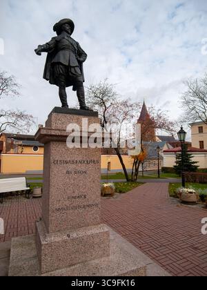 Statue du roi Gustav II Adolf, fondateur de l'Université de Tartu, sur la place Gustav Adolf, Tartu, Estonie, un monument historique académique Banque D'Images