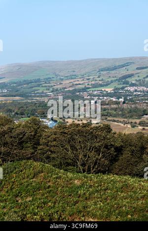Vue depuis la John Muir Way sur Croy Hill jusqu'au canal Forth et Clyde, Auchinstarry Marina et Quarry, Kilsyth et les collines au-delà. Centre de l'Écosse. Banque D'Images