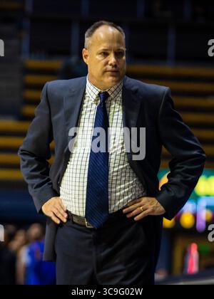 18 novembre 2022 Berkeley, CA États-Unis L'entraîneur-chef de la Californie Mark Fox regarde son banc pendant le match de basket-ball masculin de la NCAA entre les Jaguars de l'université du Sud et les Golden Bears de Californie. Southern Beat California 74-66 au Hass Pavilion Berkeley Calif. Thurman James / CSM (crédit image : © Thurman James/CSM via ZUMA Press Wire) Banque D'Images