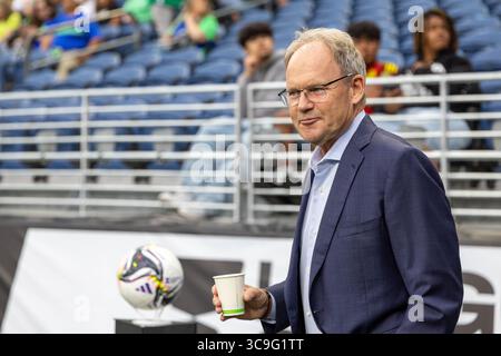 Seattle, Seattle, États-Unis. 3 août 2025. Brian Schmetzer, entraîneur-chef des Seattle Sounders, entre sur le terrain avant le match, Seattle Sounders vs Santos Laguna, lors de la Coupe des ligues 2025, au Lumen Field, à Seattle, Washington. (Crédit image : © Melissa Levin/ZUMA Press Wire) USAGE ÉDITORIAL SEULEMENT ! Non destiné à UN USAGE commercial ! Banque D'Images