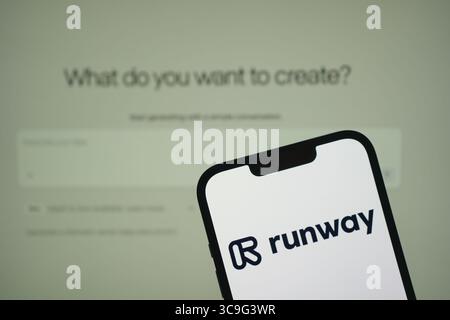 Roosendaal, pays-Bas - 05 août 2025 : un téléphone portable affichant le logo de l'entreprise Runway, avec le site Web de l'entreprise en arrière-plan. Banque D'Images