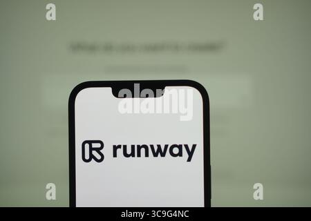 Roosendaal, pays-Bas - 05 août 2025 : un téléphone portable affichant le logo de l'entreprise Runway, avec le site Web de l'entreprise en arrière-plan. Banque D'Images