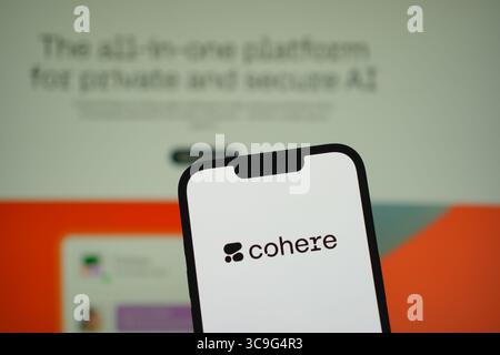 Roosendaal, pays-Bas - 05 août 2025 : un téléphone portable affichant le logo de la société Cohere, avec le site Web de la société en arrière-plan. Banque D'Images