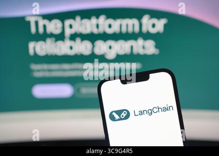 Roosendaal, pays-Bas - 05 août 2025 : un téléphone portable affichant le logo de l'entreprise Langchain, avec le site Web de l'entreprise en arrière-plan. Banque D'Images