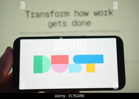 Roosendaal, pays-Bas - 05 août 2025 : un téléphone portable affichant le logo de l'entreprise Dust, avec le site Web de l'entreprise en arrière-plan. Banque D'Images
