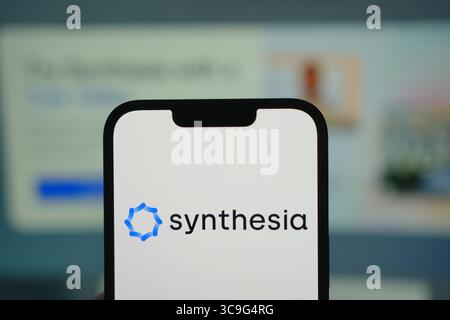 Roosendaal, pays-Bas - 05 août 2025 : un téléphone portable affichant le logo de l'entreprise Synthesia, avec le site Web de l'entreprise en arrière-plan. Banque D'Images